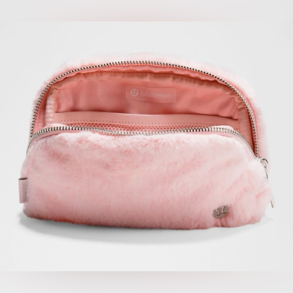 Lululemon NWT Everywhere Belt Bag Plush Fleece Strawberry Milkshake Pink 1L - Picture 4 of 11